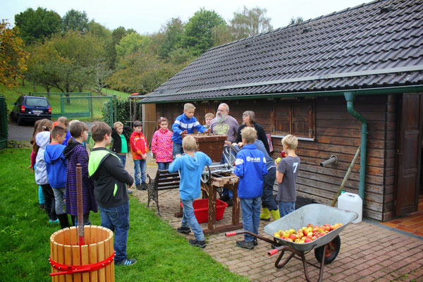 Apfelsaftpressen mit dem Obst- und Gartenbauverein Selbach