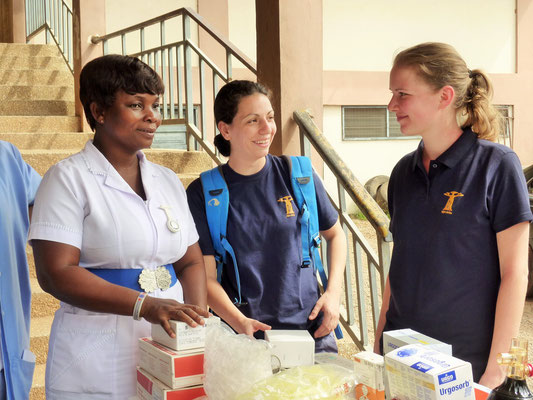 Jasmin und Susi im Gespräch mit einer Krankenschwester aus Mampong/ Ghana