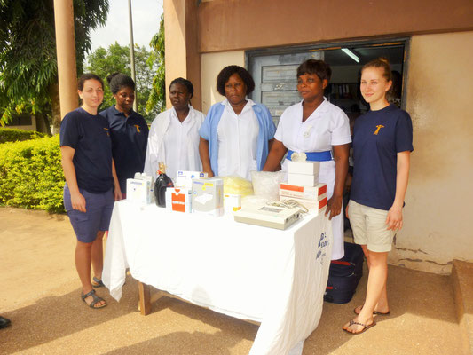 Jasmin, Abi und Jessi mit Krankenschwestern bei der Spendenübergabe im Tetteh Quarshie Memorial Hospital