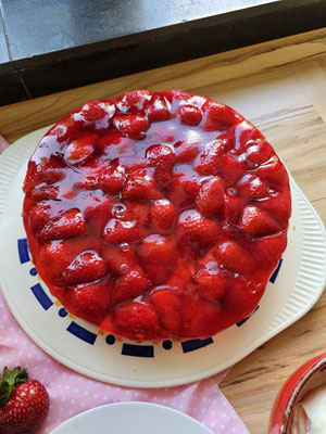 Fertiger ERdbeerkuchen mit Biskuitboden und Vanillepudding