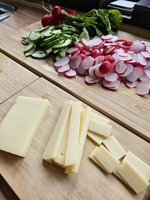 Geschnittener Käse für Radieschen-Käse-Salat