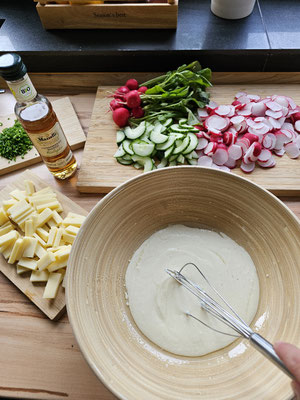 Dressing zubereiten für Radieschen-Käse-Salat