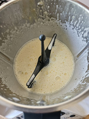 Aufgeschlagene Eier für Biskuitteig