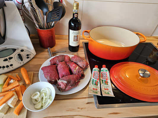 Rinderroulaen anbraten - gefülllt mit Dörrfleisch, Zwiebeln und Gurken
