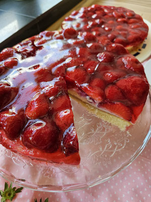 Frischer Erdbeerkuchen mit Biskuitboden und vielen Erdbeeren