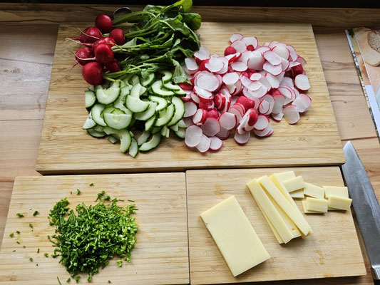 Vorbereitete Zutaten für Radieschen-Käse-Salat