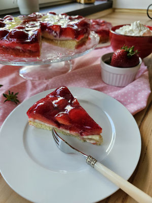 Ein Stück selobstgemachter Erdbeerkuchen bereit zum Verzehr