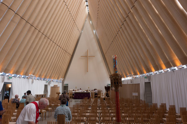 Cathédrale provisoire de Christchurch composée de 64 tubes en carton de 83 cm de diamètre, créé par l'architecte japonais Shigeru Ban. Elle est prévues pour accueillir 700 fidèles et pour une durée de vie de 50 ans.