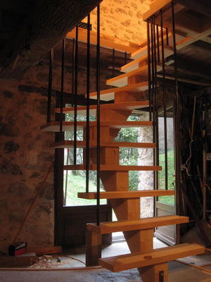 escalier moderne bois et fer , chantier en Pays basque, bois de châtaignier, artisan menuiseir Oloron 