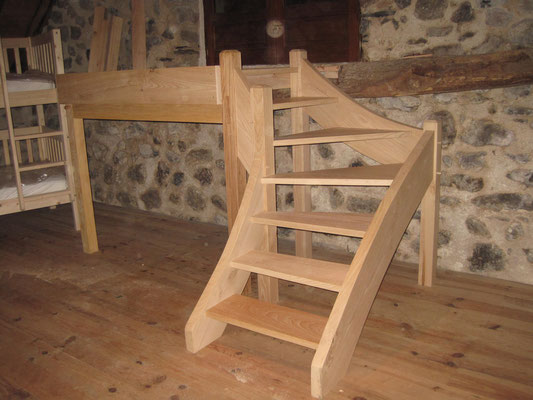petit escalier chambre d'adolescents , bois de châtaignier, artisan menuisier à Oloron