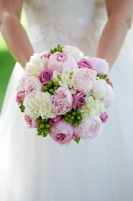 Bouquet de mariée rond, roses pivoines, le clos des roses 80 euros