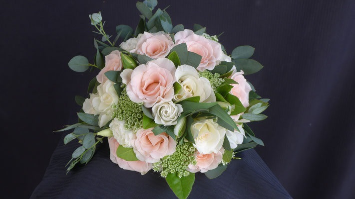 Bouquet de mariée rond, roses lisianthus amis majus, le clos des roses 50 euros