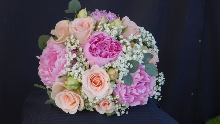 Bouquet de mariée rond, rose pivoines, gypsophile, le clos des roses 65 euros