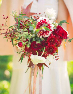 Bouquet de mariée champêtre bordeaux et blanc le clos des roses 30 euros