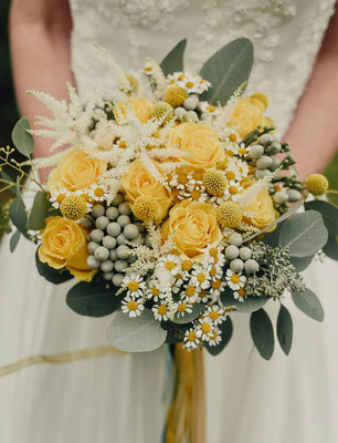 Bouquet de mariée champêtre jaune et blanc le clos des roses 65 euros