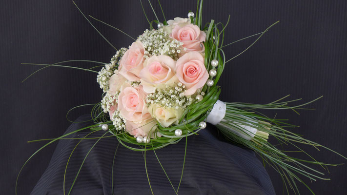 Bouquet rond roses gypsophile, le clos des roses 65 euros