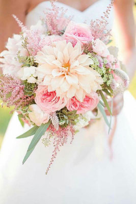 Bouquet de mariée champêtre blanc rose poudré le clos des roses 65 euros