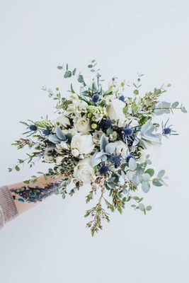 Bouquet de mariée champêtre, bleu et blanc, le clos des roses 50 euros