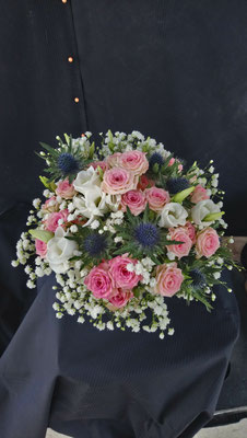 bouquet de mariée rose gypsophile chardon lisianthus le clos des roses 65 euros