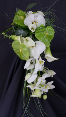 Bouquet de mariée en chutte, anthurium orchidée, le clos des roses 80 euros