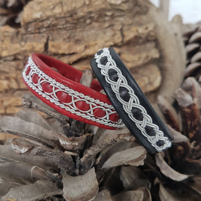 Lyckelig in rot  89,00 € - Sam in schwarz 89,00 € 