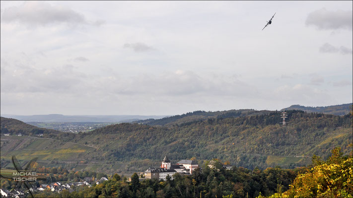 C-130J, 8-8602 '86 OG", turning over Marienburg, Alf/Mosel, 10/20/2014