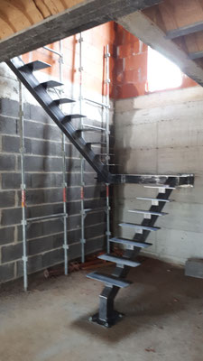 STRUCTURE ACIER POUR ESCALIER 2/4 TOURNANT