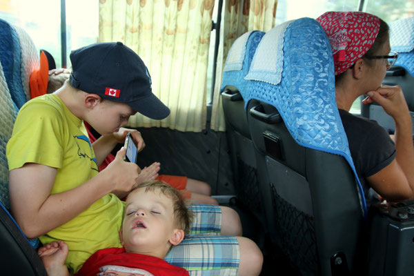 Busfahren als Genuss für die Kinder... da dürfen sie "gamen". Oder schlafen...