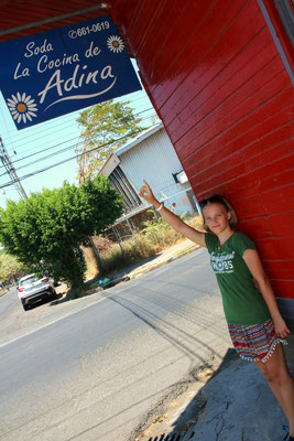 Adina vor Ihrem persönlichen Soda (kleine Beiz) in Puntarenas