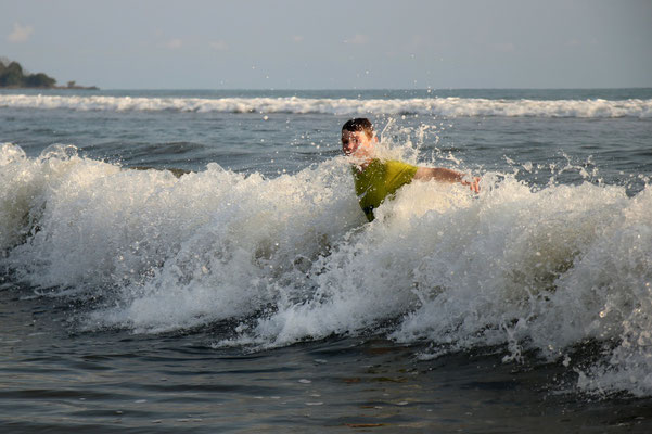 Elia beim Wellen-Springen in Dominical