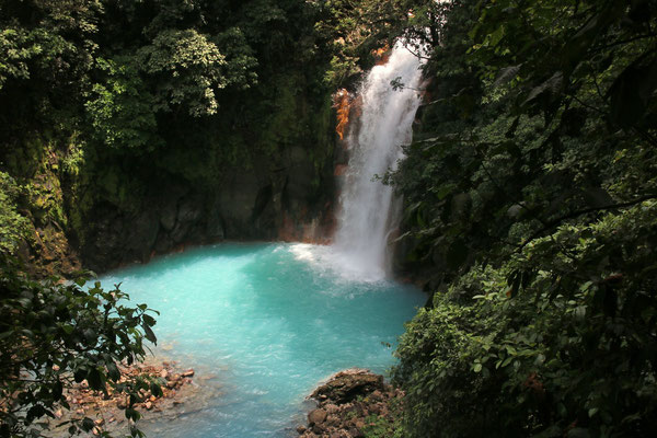 Der hellblaue Wasserfall des Rio Celeste im Tenorio Nationalpark