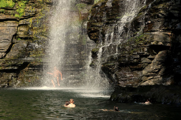 Schwimmen im Pool beim Nauyaca Wasserfall