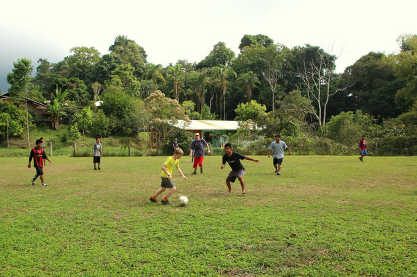 Elia beim Fussballspielen mit den Ticos