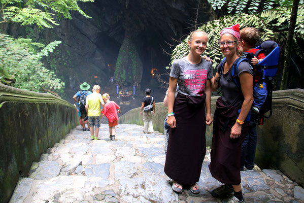 Die Parfümpagode in der Höhle ist da schon besser. Heiligster Ort für Buddhisten in ganz Vietnam, da dürfen die Frauen keine Beine zeigen. Die Herren der Schöpfung zum Glück aber schon :-) 