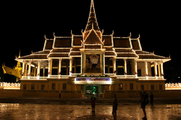 Wir abends in leeren Strassen vor dem Königspalast in Phnom Penh