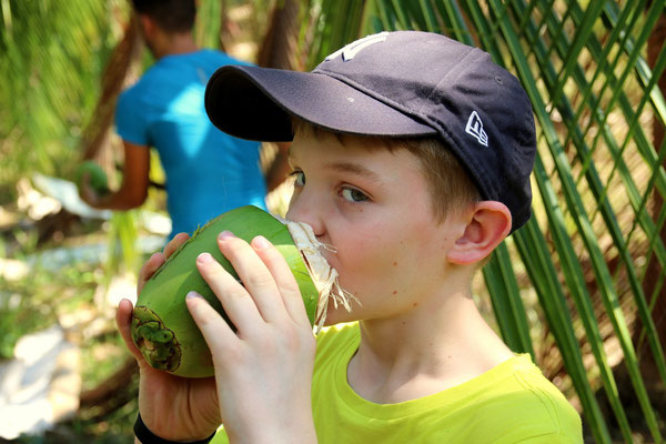Elia mit einer "Pipa Fria" - eisgekühlte natürliche Kokosmilch