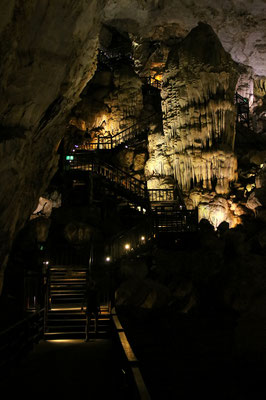 Erkunden der im Jahr 2005 entdeckten Thien Duong Höhle - mit 31 km Länge die grösste Trockenhöhle Asiens