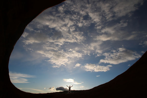 Siro im Gegenlicht in einem Arch (Felsbogen) bri Moab