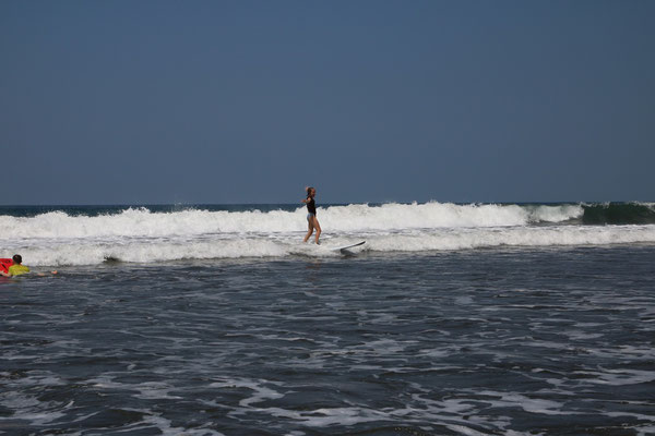 Adina schaffte es nach wenigen Versuchen, auf dem Surfbrett zu stehen
