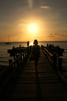 Adina auf dem Catwalk in den Sonnenuntergang