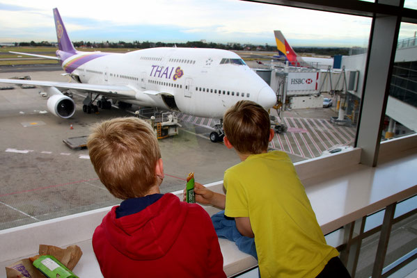 Vorfreude auf die Boeing 747. Elia schaute während 9 Stunden die drei "Herr der Ringe" am Stück.