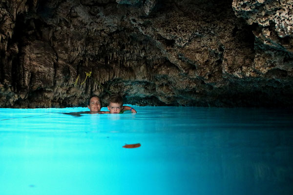 Schwimmen im unterirdischen Cenote (Cenote 7 Bocas)