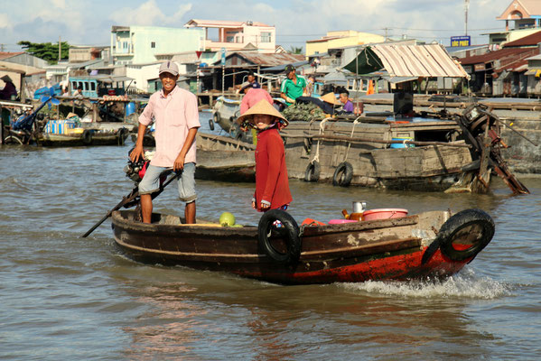 Echter Floating Market (kein Touristenmarkt wie in Thailand)