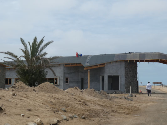 Neu gebautes Eingangstor zur Skeleton Coast: Mittagspause auf dem Dach mit Gasflasche!!!