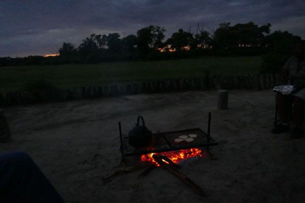 Vor Sonnenaufgang: geröstete Toastscheiben und Teewasser