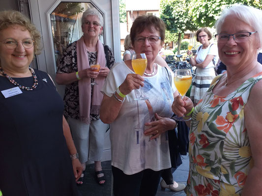 Zur Begrüßung einen Sekt....