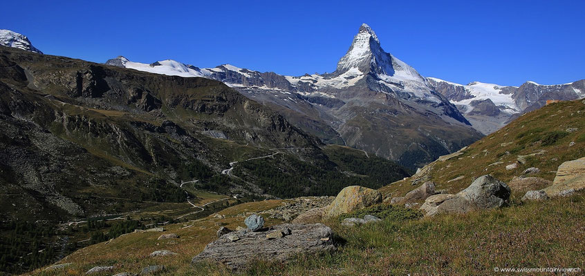 Der Blick zurück fällt immer wieder aufs Matterhorn.