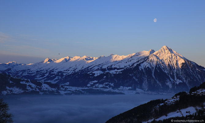 Das tut so gut - nach dem Aufstehen - der Blick aus der Wohnung auf die umliegenden Berge, 