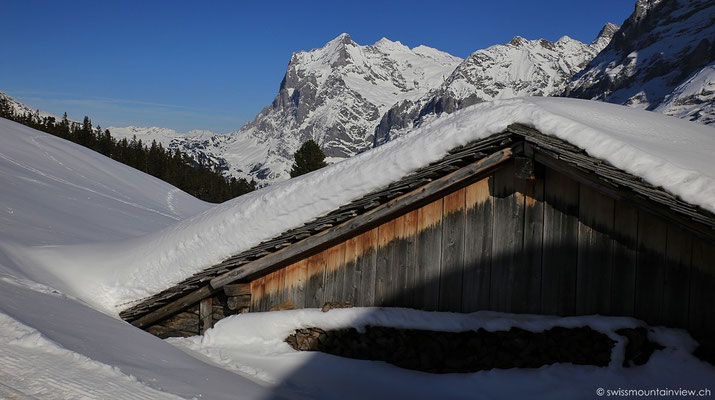 Dort könnten wir eigentlich den Sessellift nehmen, der uns direkt hoch auf die Kleine Scheidegg bringt.