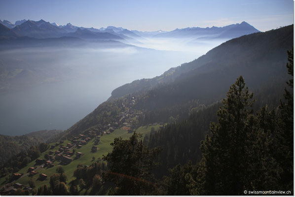 Blick Richtung Thunersee und Niesen. Der Nebel hat sich in einen Dunstschleier verwandelt.